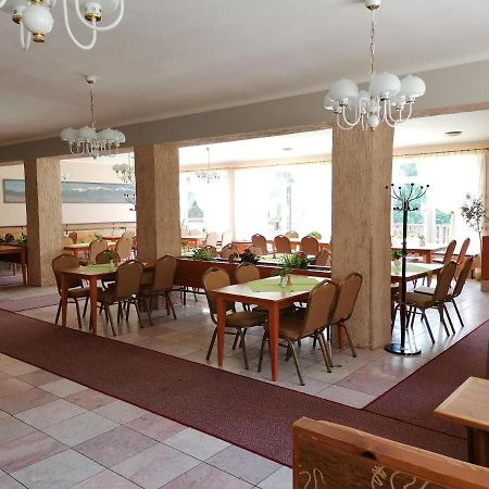 Bungalovy Pri Hoteli Spojar จิอาร์ ภายนอก รูปภาพ